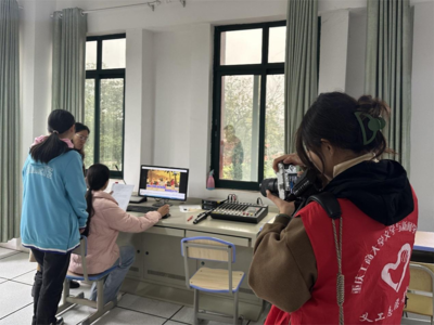 光影筑夢，愛心同行——文新青服赴迎龍中學開展公益攝影攝像志愿服務活動紀實